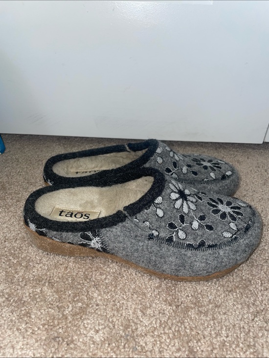 Taos Footwear Shoes - Taos Woolderness 2 Grey Floral embroidered Felt Slip-On Clogs
